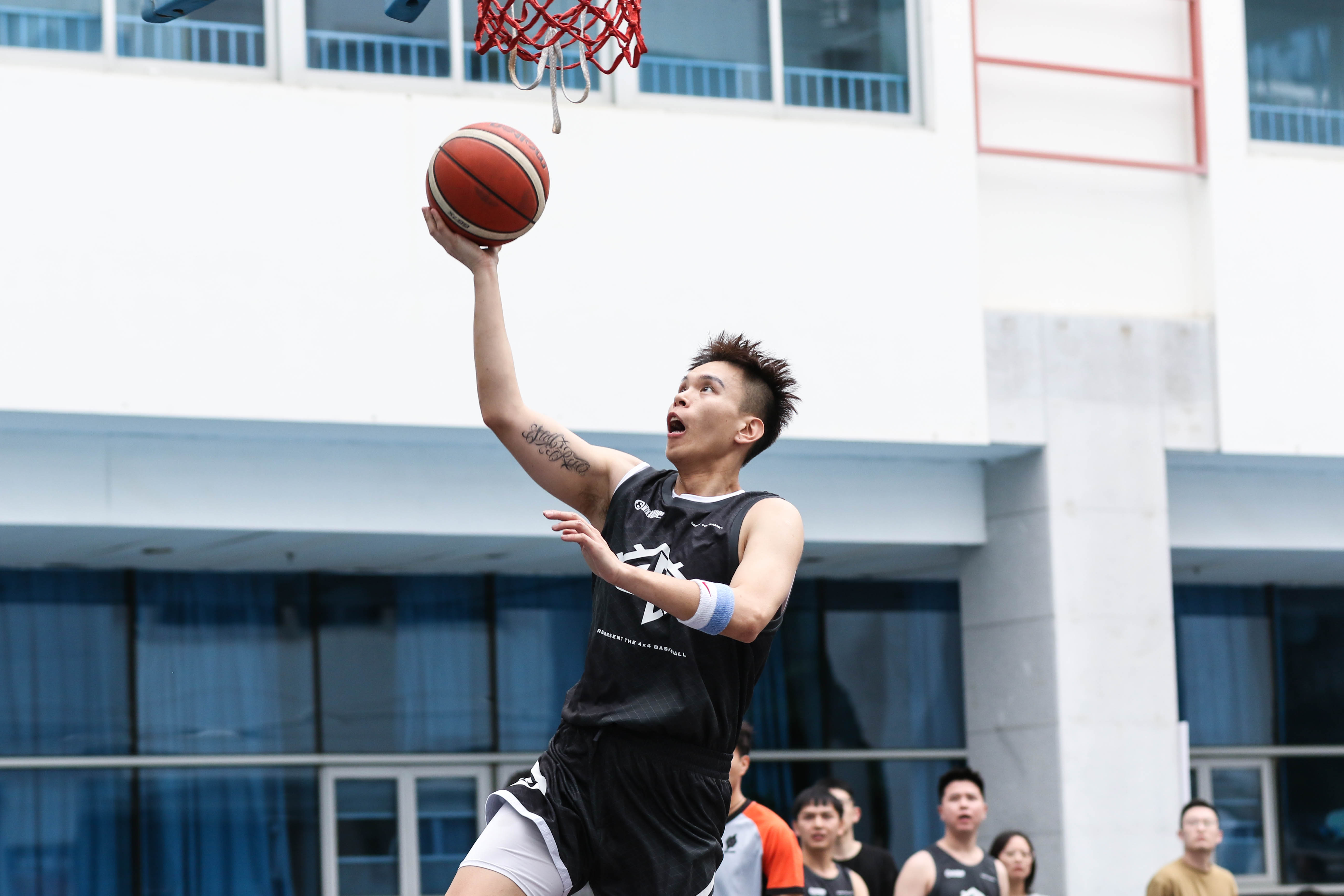 比赛中球员飒爽出色，演绎篮球魅力