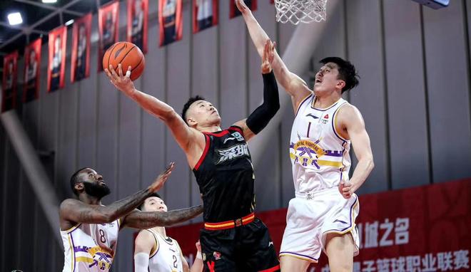 深圳队在主场苦战,终取一场胜利 深圳队在主场苦战,终取一场胜利