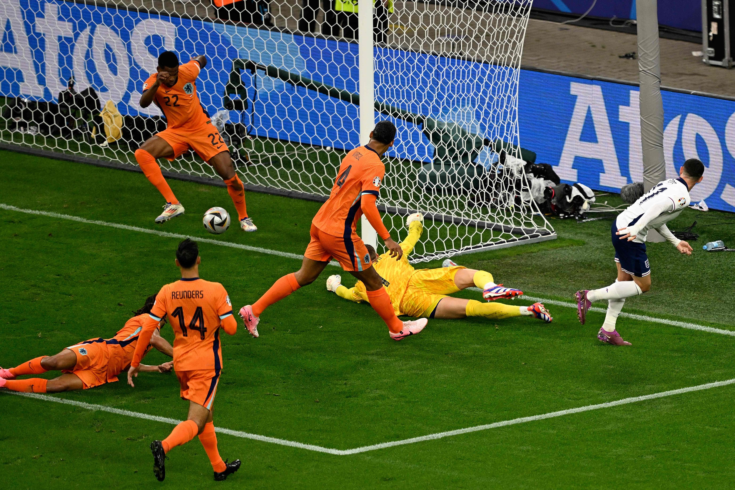 包含英格兰队再次取得胜利，备受瞩目的词条