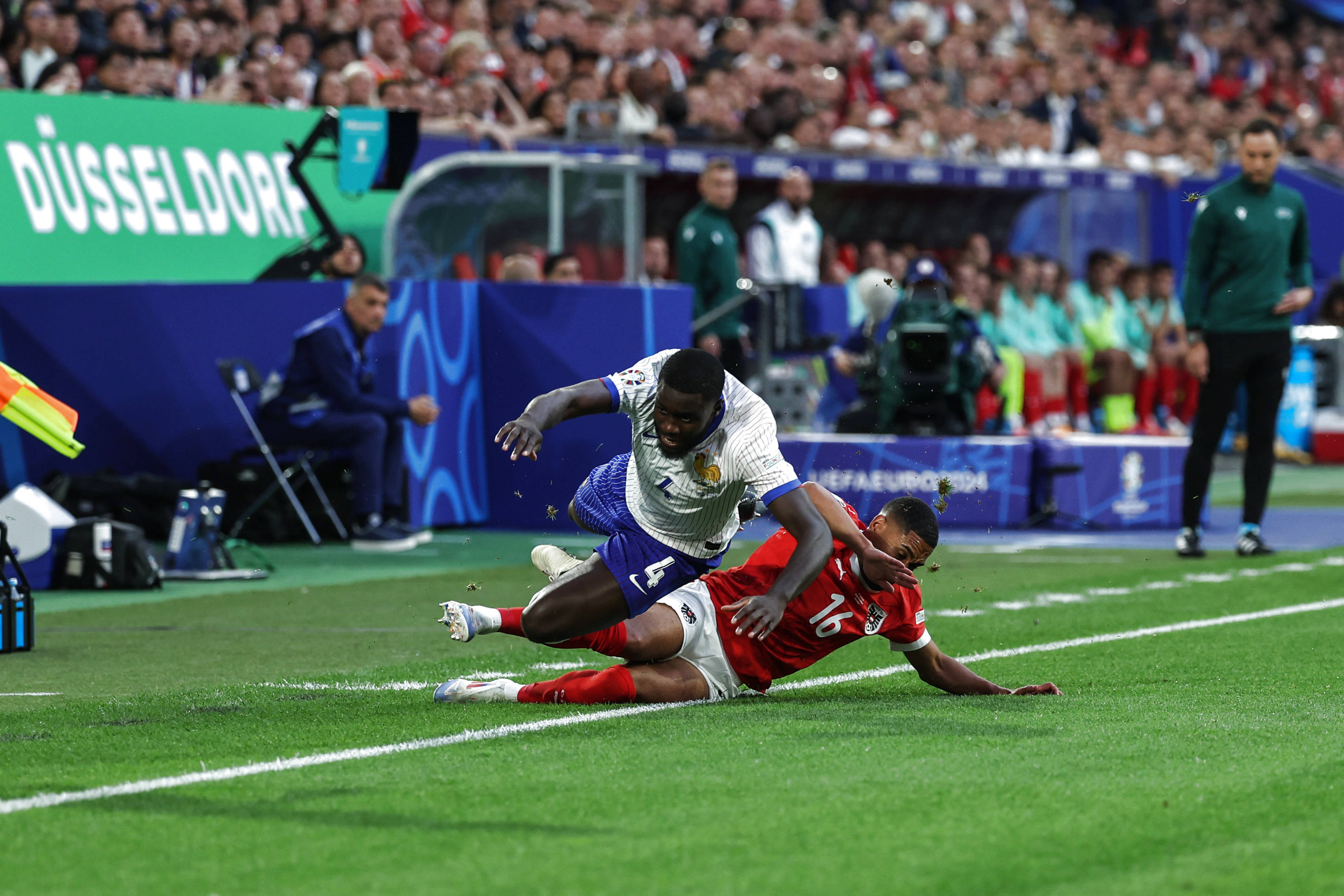 足球欧洲杯强队实力碰撞,球迷热议战况的简单介绍 足球欧洲杯强队实力碰撞,球迷热议战况的简单介绍