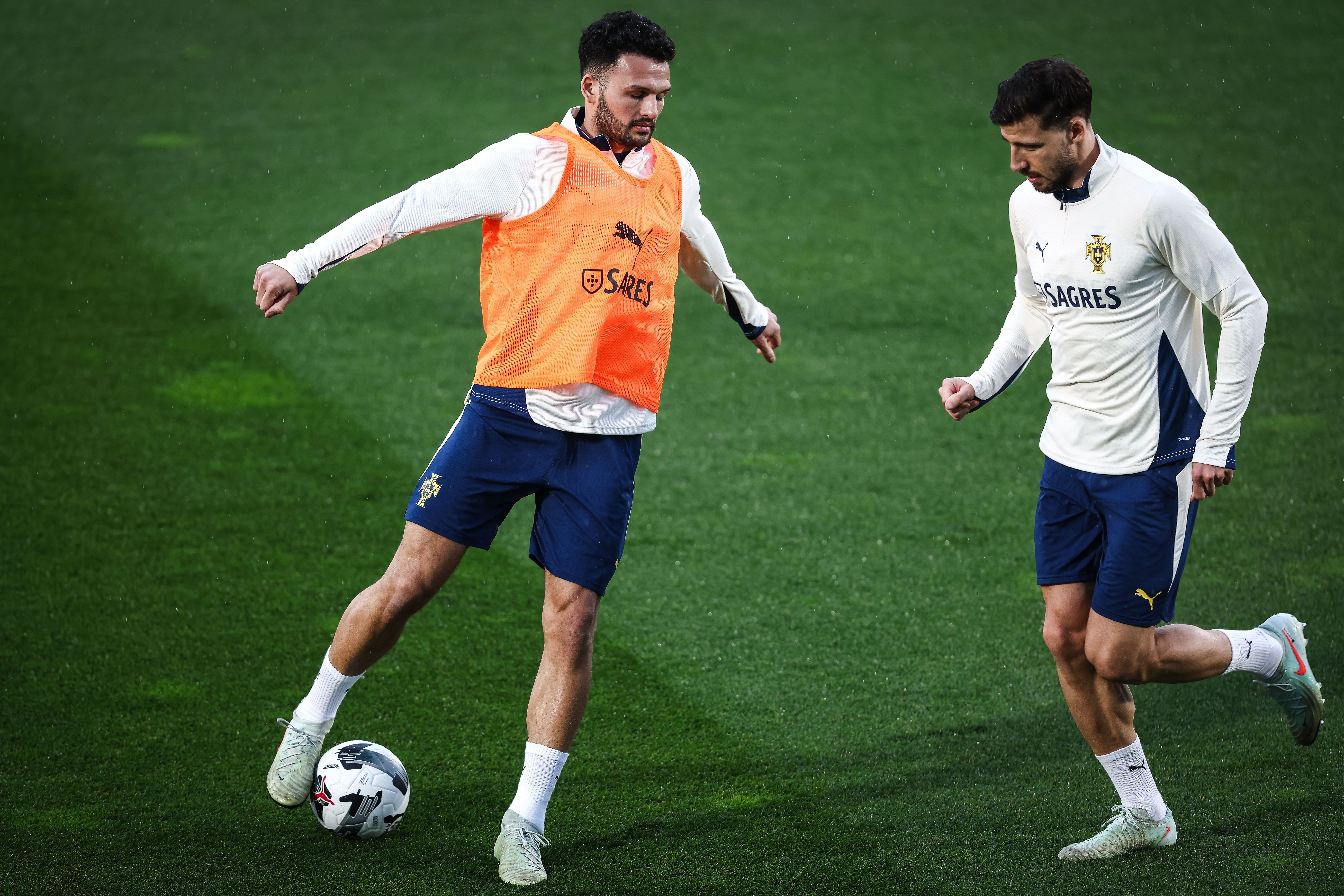 欧国联比赛前球队备战，训练场上全力以赴的简单介绍