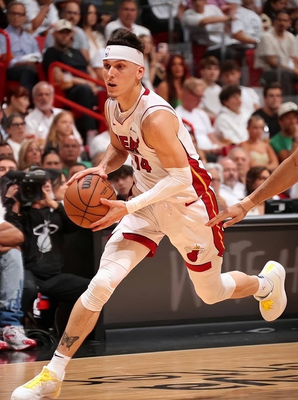 包含快船主场溃败爵士,莱昂纳德疲惫离场心情低落的词条 包含快船主场溃败爵士,莱昂纳德疲惫离场心情低落的词条